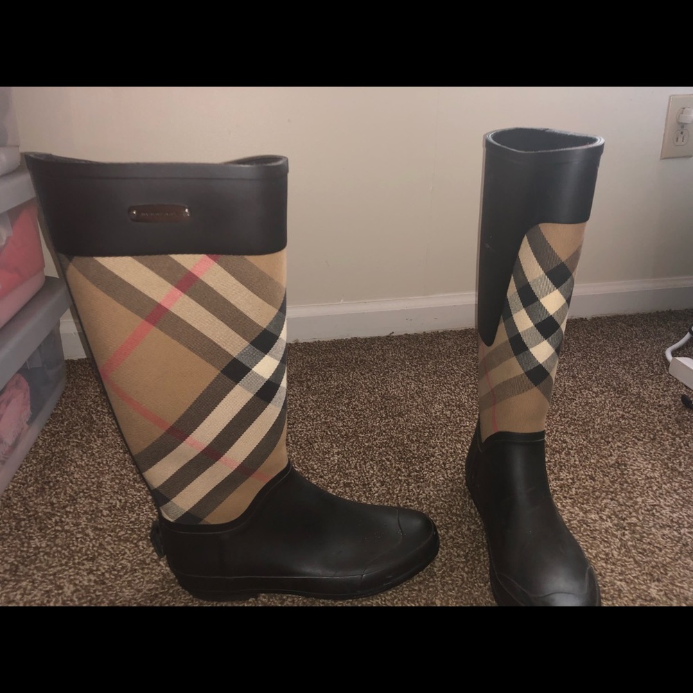 Burberry Rain boots size 7 (small calf’s only)